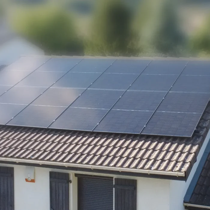 Installation de panneaux photovoltaïques par Valaurys chez Evelyne P. à Varces (38)