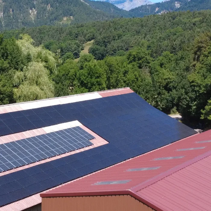 Centrale photovoltaïque de 100 kWc installée par Valaurys sur le bâtiment agricole du GAEC Les Amarines à Tréminis (38)